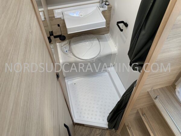 Caravelair 410 sport line salle de bains